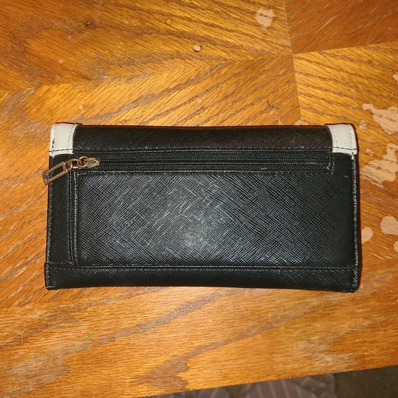 GUESS Wallet - Picture 2 of 3